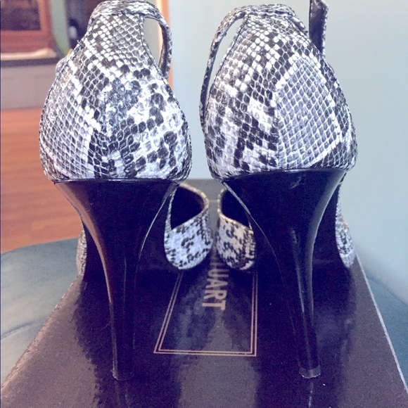 Snake skin pointy stilettos! - Picture 7 of 9
